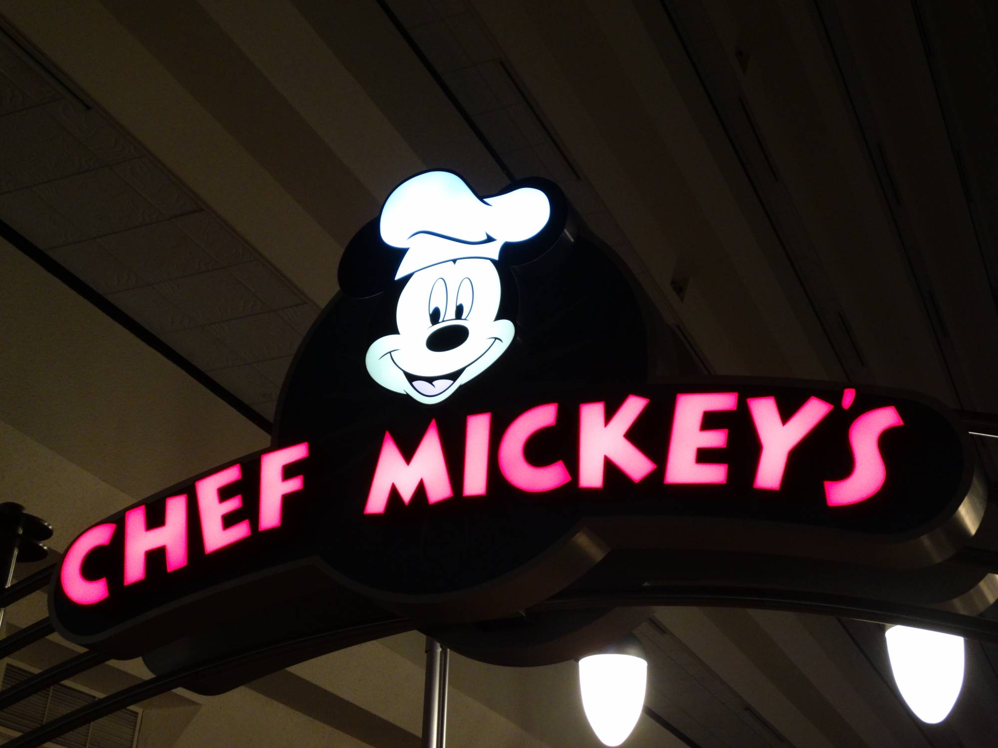Comparing Chef Mickey's and Tusker House character breakfasts |PassPorter.com