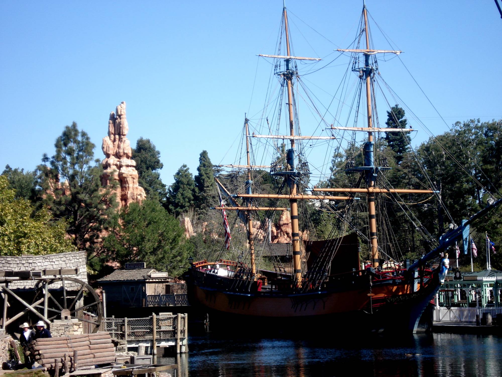 Explore the wonder of the Disneyland park |PassPorter.com