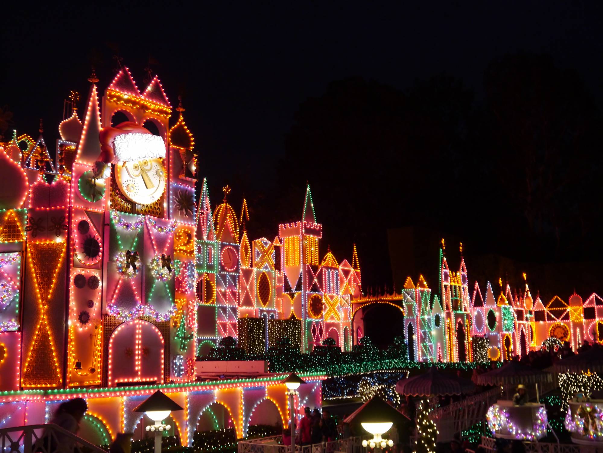 Enjoy the holidays at Disneyland |PassPorter.com
