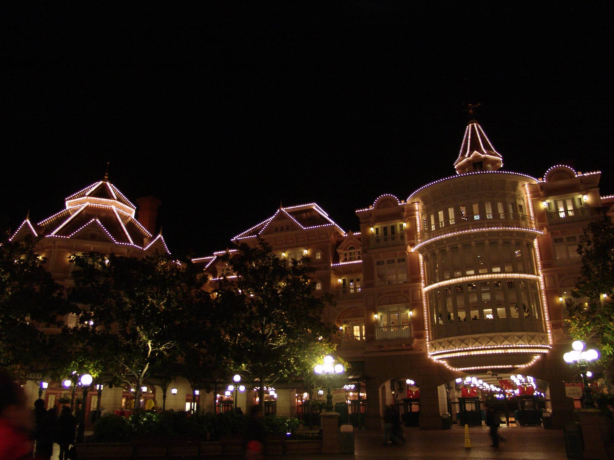 Enjoy the luxury of the Disneyland Hotel in Disneyland Paris | PassPorter.com